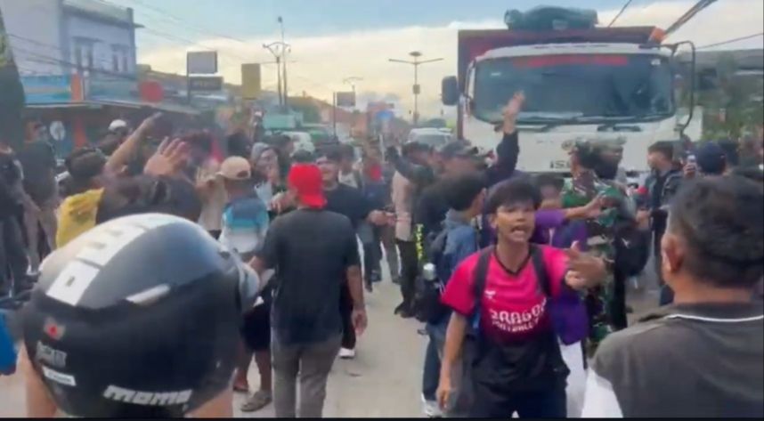 Warga Kramatwatu Bersama Mahasiswa Kembali Blokir Jalan Protes ODOL