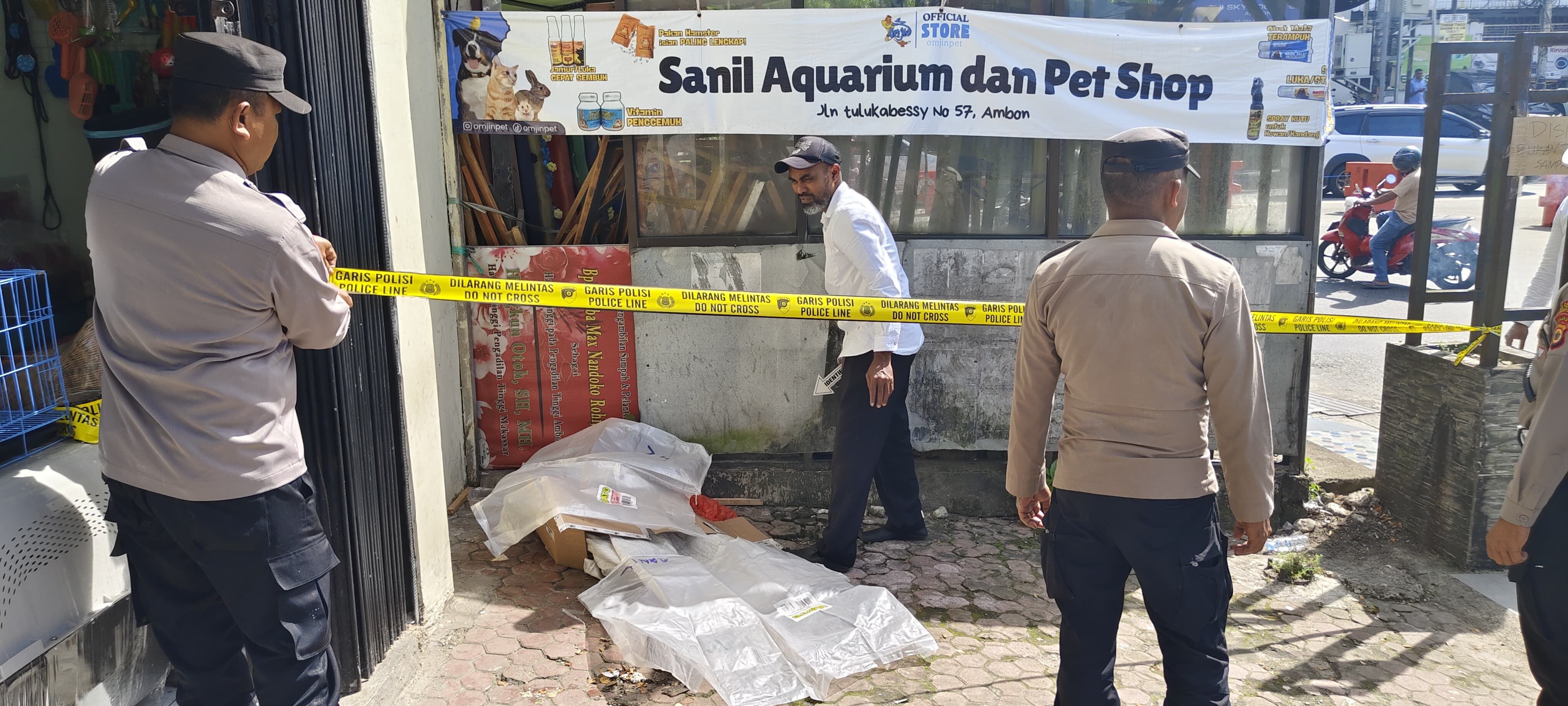 Mayat Pria Ditemukan Terbaring Tertutup Karung Depan Toko di Ambon