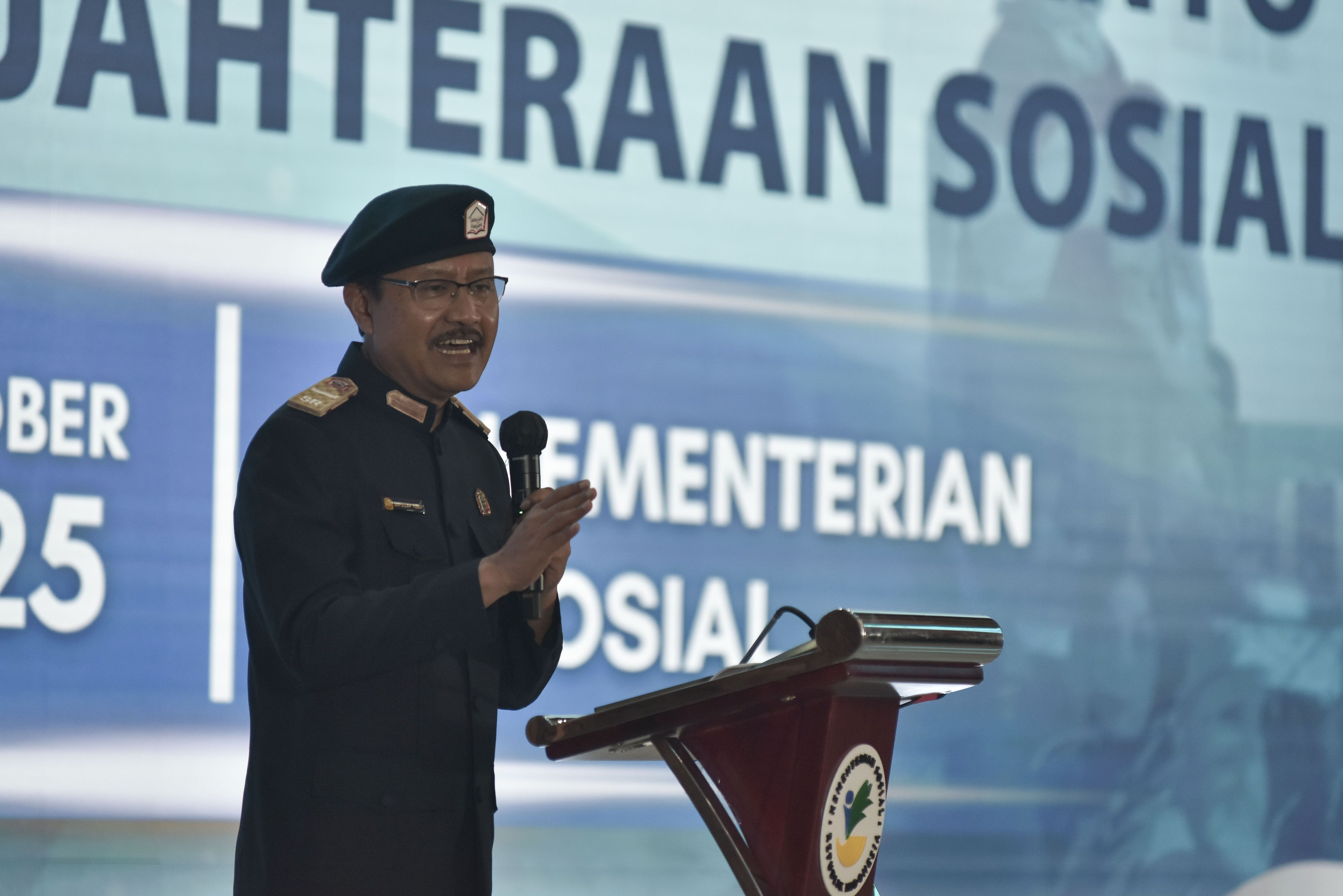 Mensos Sebut 14 Juta Keluarga Siap Terima Bansos Pekan Ini!