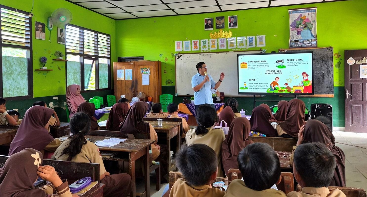 Prodi Teknik Lingkungan Itera Ajak Siswa SD Belajar Komposting Takakura