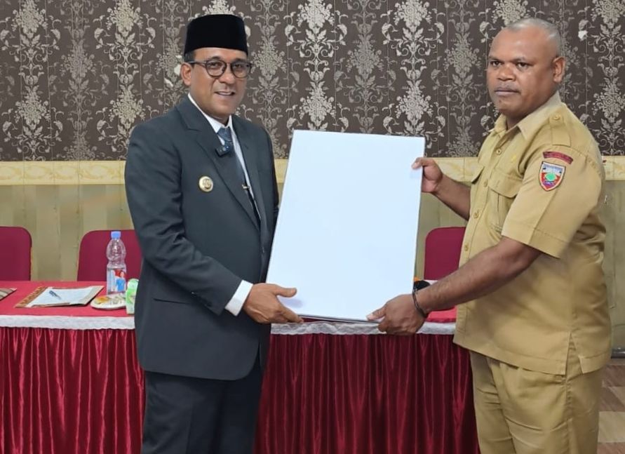 Bupati Ozan Beri 4 Unit Starlink untuk 4 SD di Maluku Tengah, Komitmen Pangkas Ketimpangan Digital Wilayah 3T