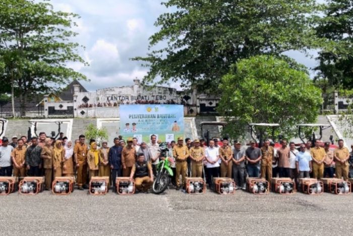 Perkuat Ketahanan Pangan, Puluhan Kelompok Tani di Tebo Terima Bantuan Alsintan