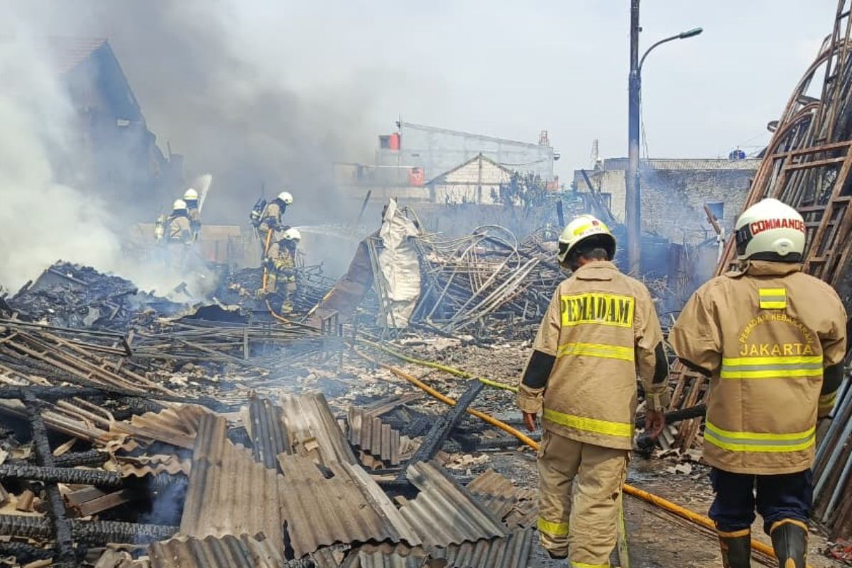 Kebakaran di Kebon Pala Diduga Dipicu Korsleting, Empat Rumah dan Gudang Dekorasi Terbakar