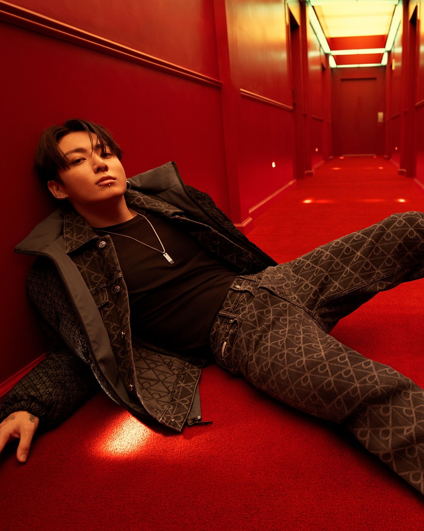 Jungkook BTS Tampil Menawan di Iklan Terbaru Calvin Klein, Pamer Gaya Biker Tahun 90-an