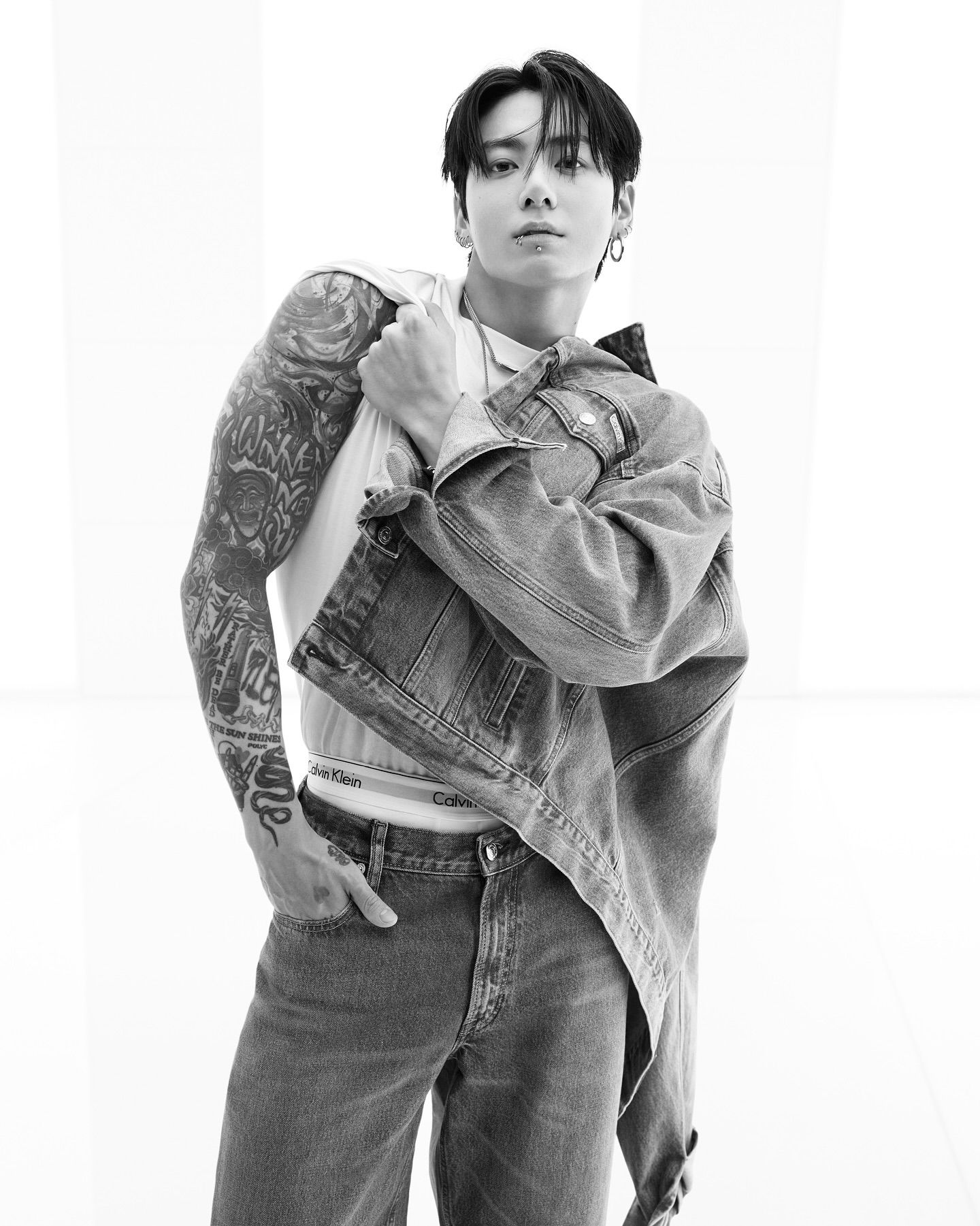 Jungkook BTS Tampil Menawan di Iklan Terbaru Calvin Klein, Pamer Gaya Biker Tahun 90-an