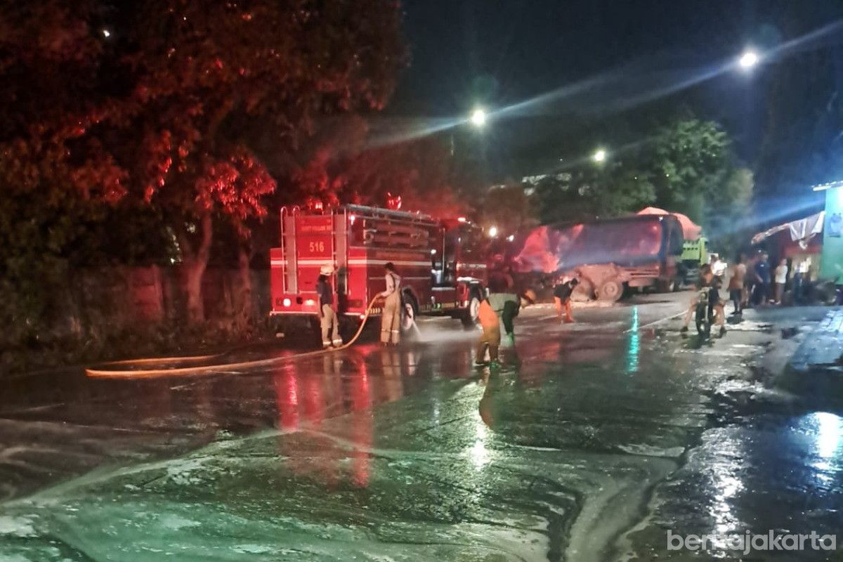 Petugas Gulkarmat Bersihkan Tumpahan Minyak di Jalan Raya Cacing, Jakarta Timur