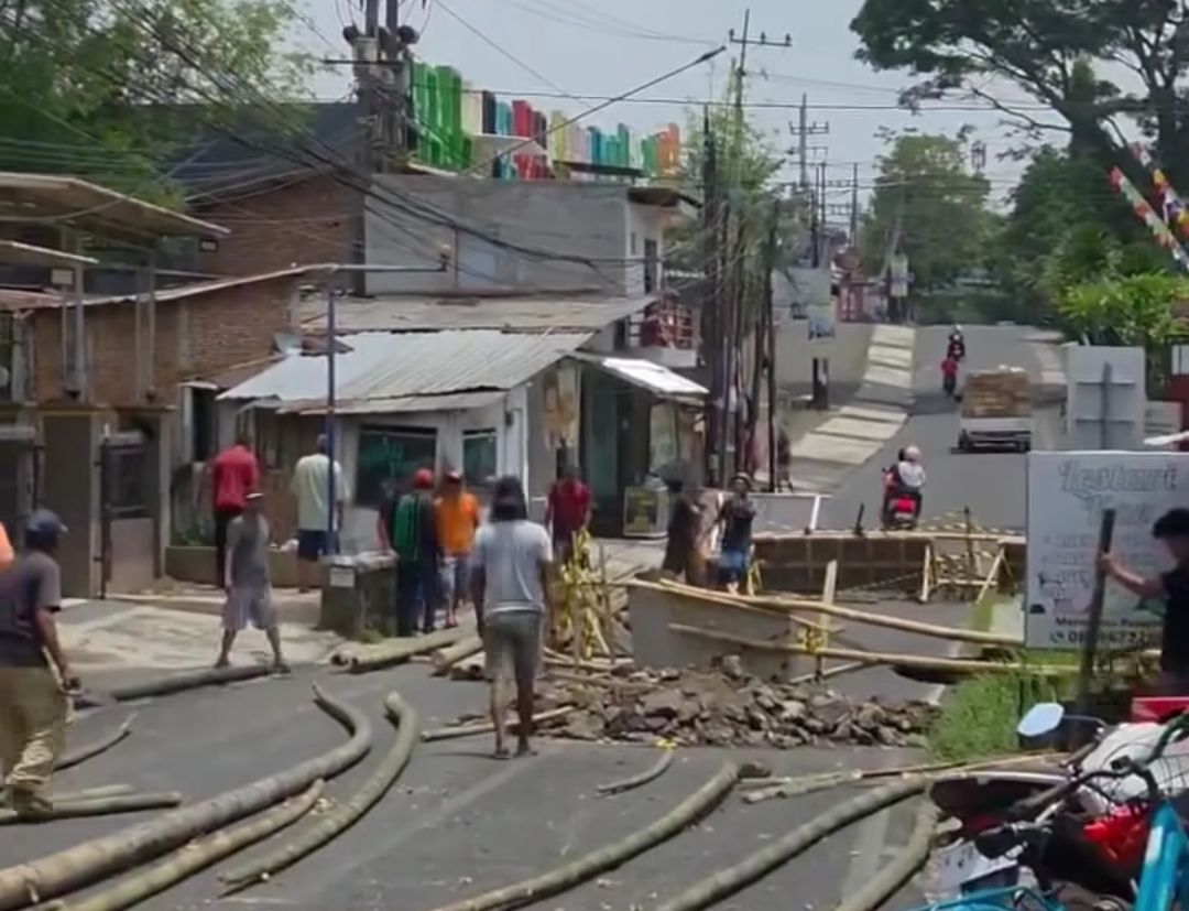 Hampir Dua Pekan Tak Diperbaiki, Warga Pandanwangi Bangun Jembatan Darurat dari Bambu Secara Swadaya