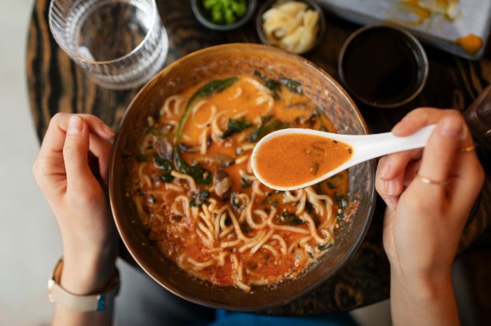 111 Caption Makan Ramen Bahasa Inggris, Singkat Aesthetic!