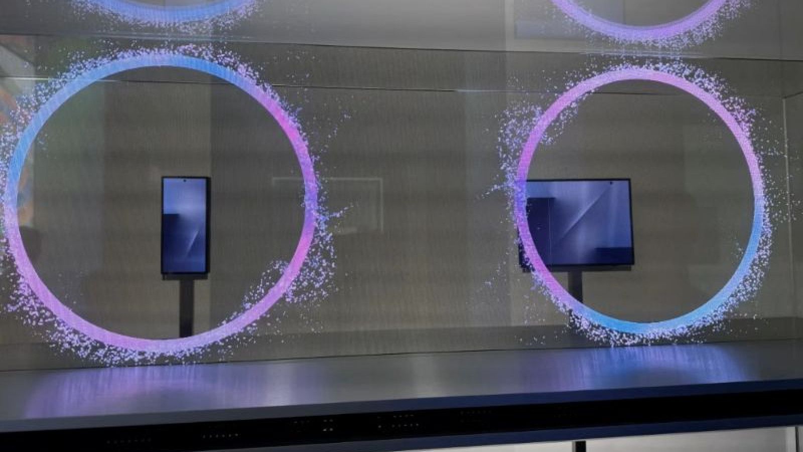 Samsung Unjuk Prototipe Ponsel Lipat Tiga di K-Tech Showcase