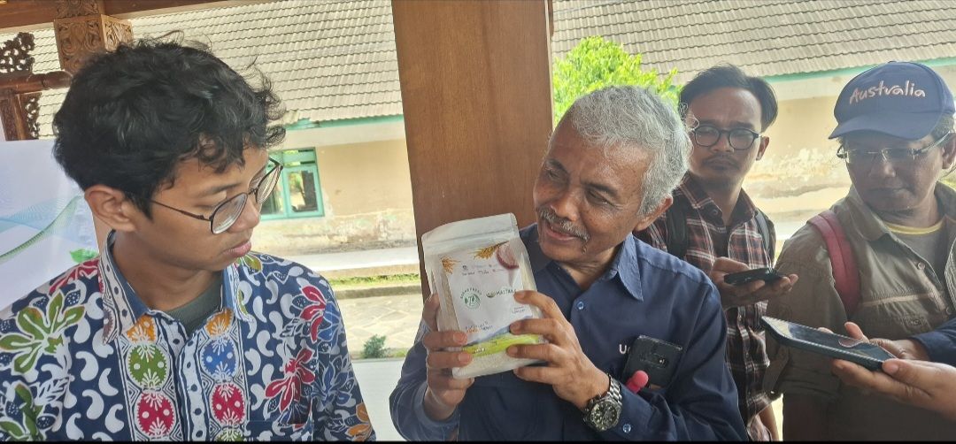 UGM Kenalkan Produk Gamagora 7 Kepada Warga Klaten Dalam Rembug Sesarengan, Inovasi Padi Tahan Iklim Dan Produk Premium Atasi Stunting