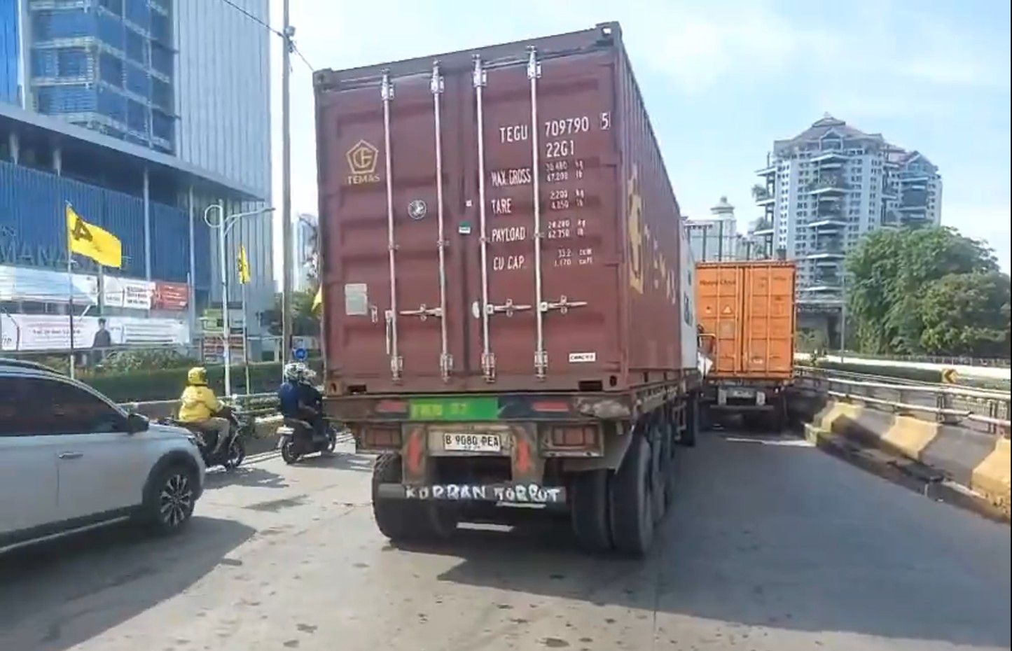 Kecelakaan Beruntun Libatkan Kontainer di Fly Over Grogol Jakbar Pagi Tadi, Begini Kronologinya