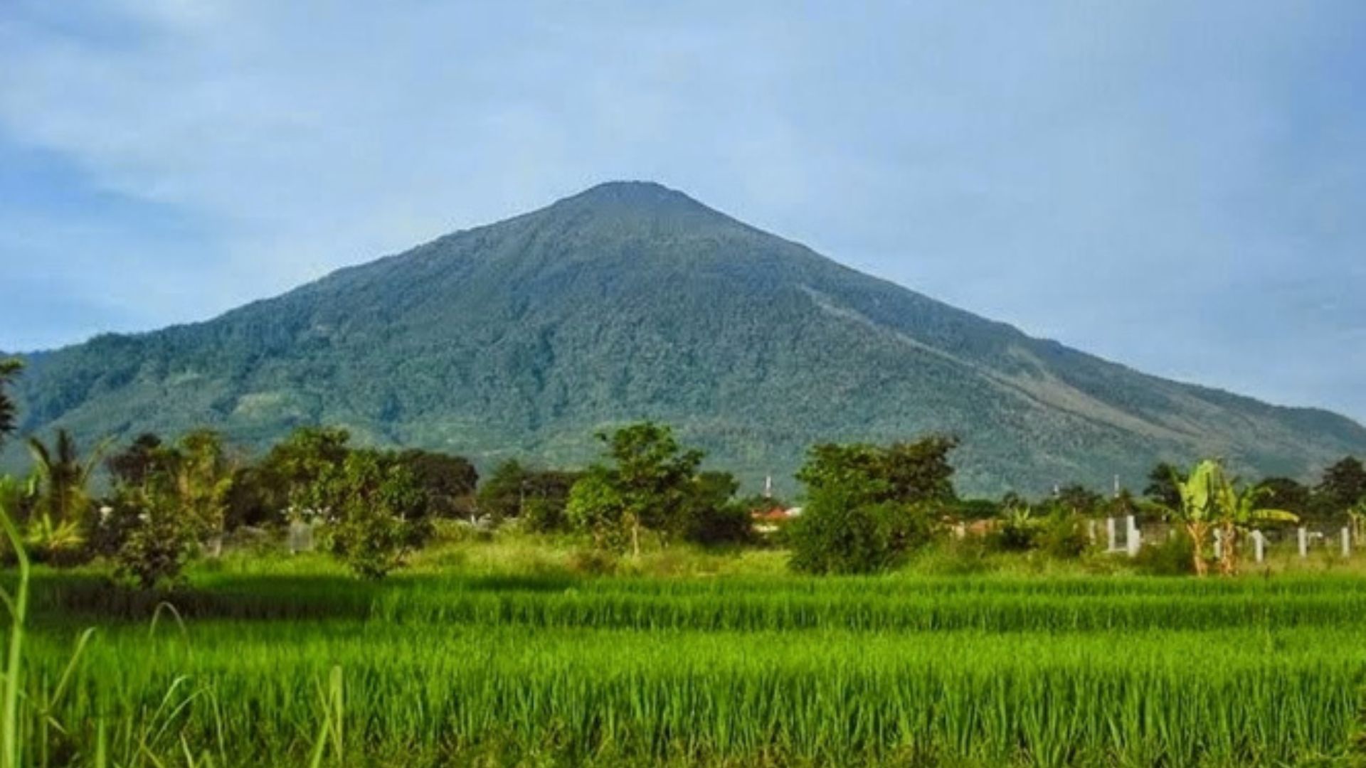 Jasad Pria Tanpa Identitas Ditemukan di Puncak Gunung Ciremai, BPBD Kuningan Siapkan Evakuasi