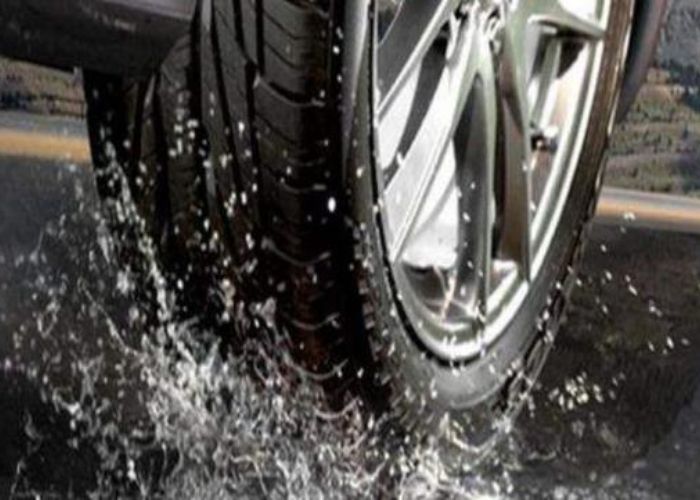 4 Cara Merawat Ban Mobil di Musim Hujan agar Tidak Mudah Selip