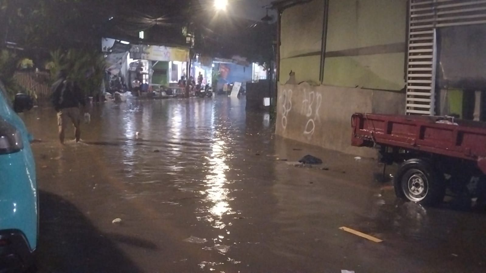 Akses Keluar Masuk Kemang Terkepung Banjir, Kendaraan Tak Bergerak Berebut Jalur Alternatif