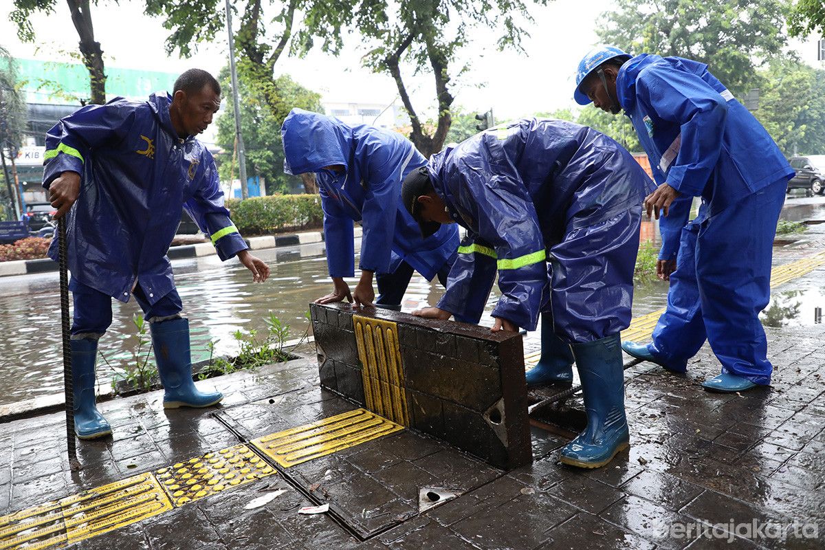 Personel Lintas OPD Sigap Tangani Genangan di Jakarta Selatan