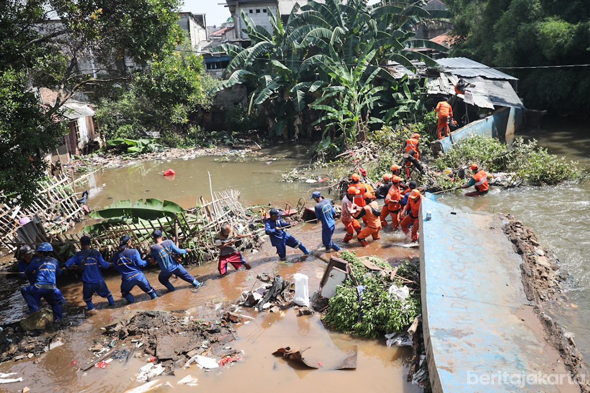 Personel Gabungan Tangani Genangan di Jati Padang