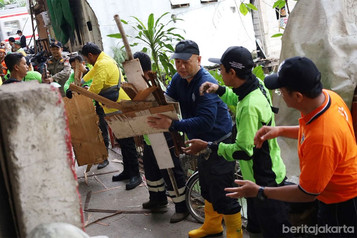 Warga dan Aparatur Pemkot Gotong Royong Bersihkan Kolong Flyover Tanjung Selor