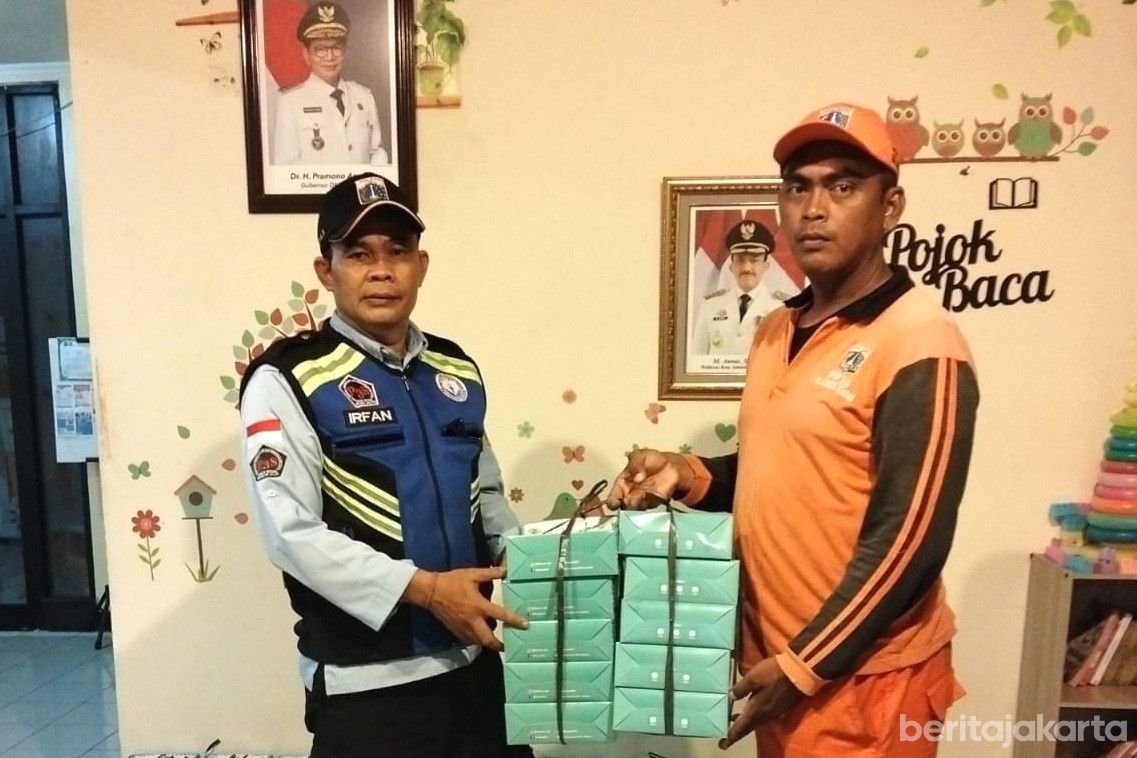 Sudinsos Jaksel Sigap Salurkan Bantuan untuk Warga Terdampak Genangan