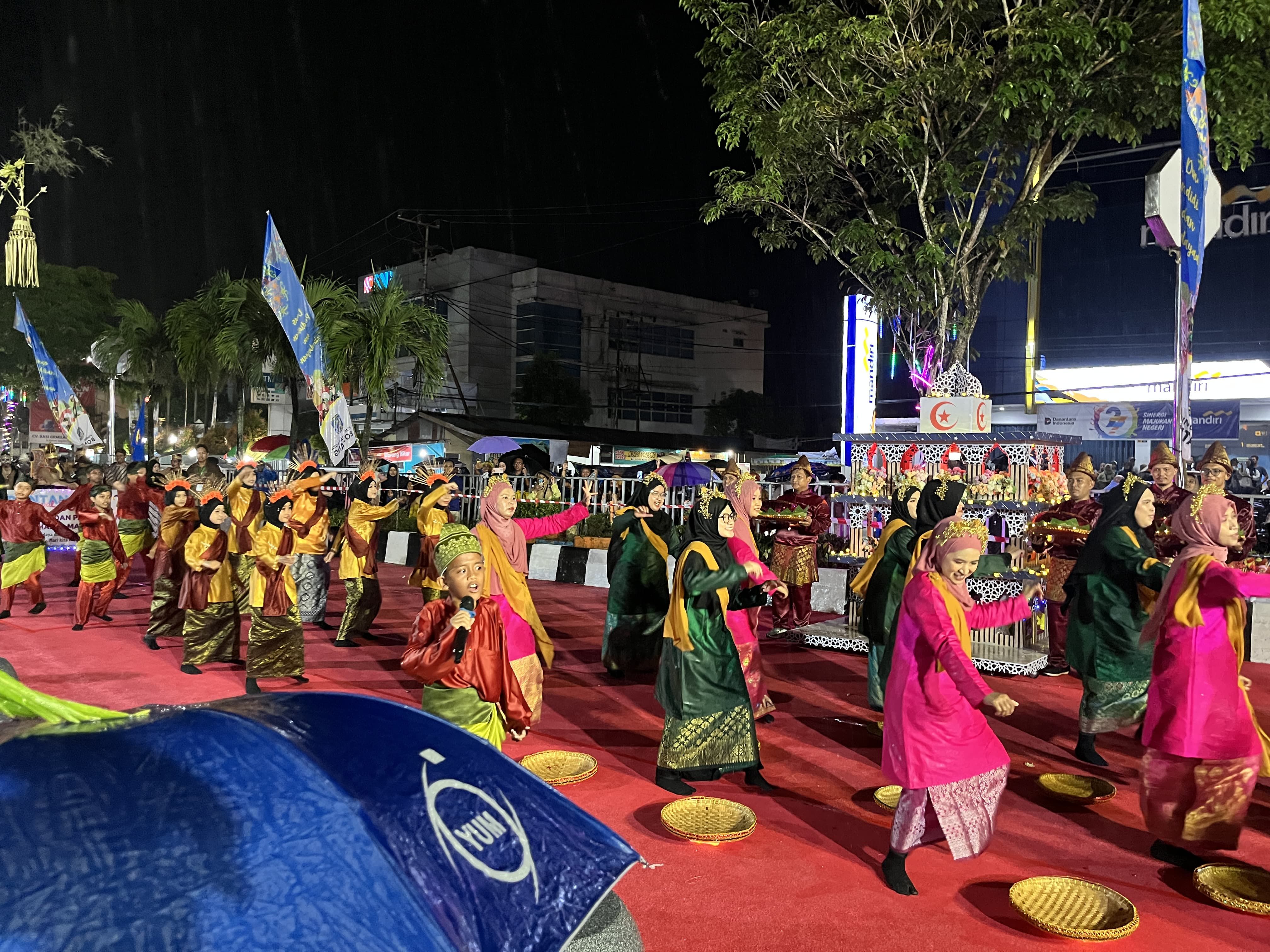 Luar Biasa SDIT Cahaya Fikri Tampil Totalitas di Bontang City Carnival Meski Diguyur Hujan
