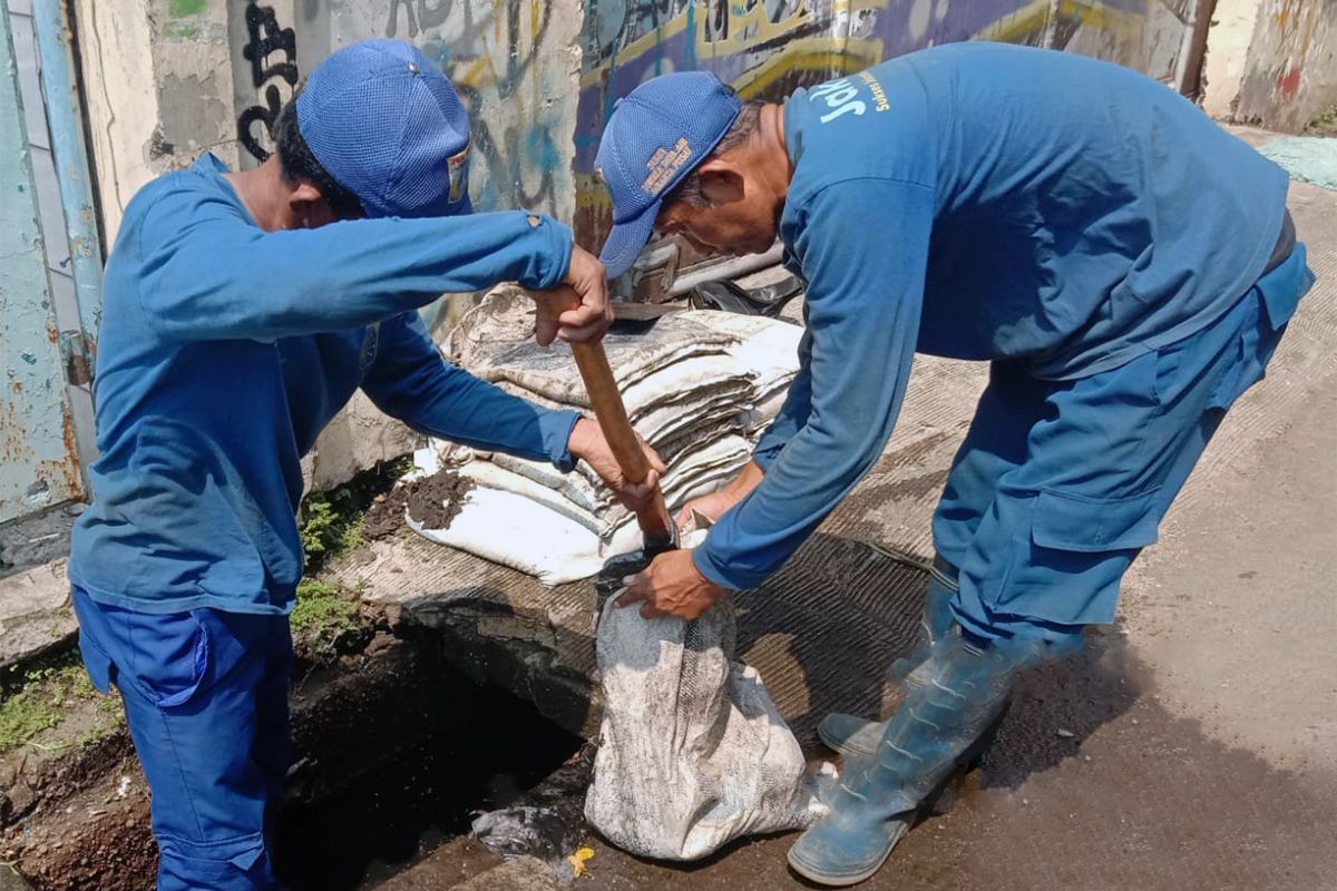 Saluran Jalan Kebon Kacang 44 Dikuras, Warga Rasakan Dampak Nyata