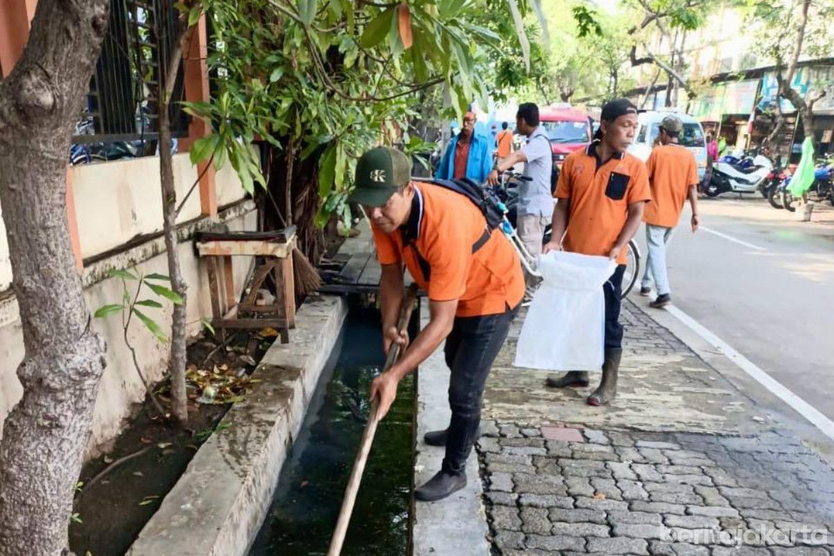 Warga dan Petugas Bersih-Bersih, 427,5 Kilogram Sampah Diangkut dari Tugu Utara