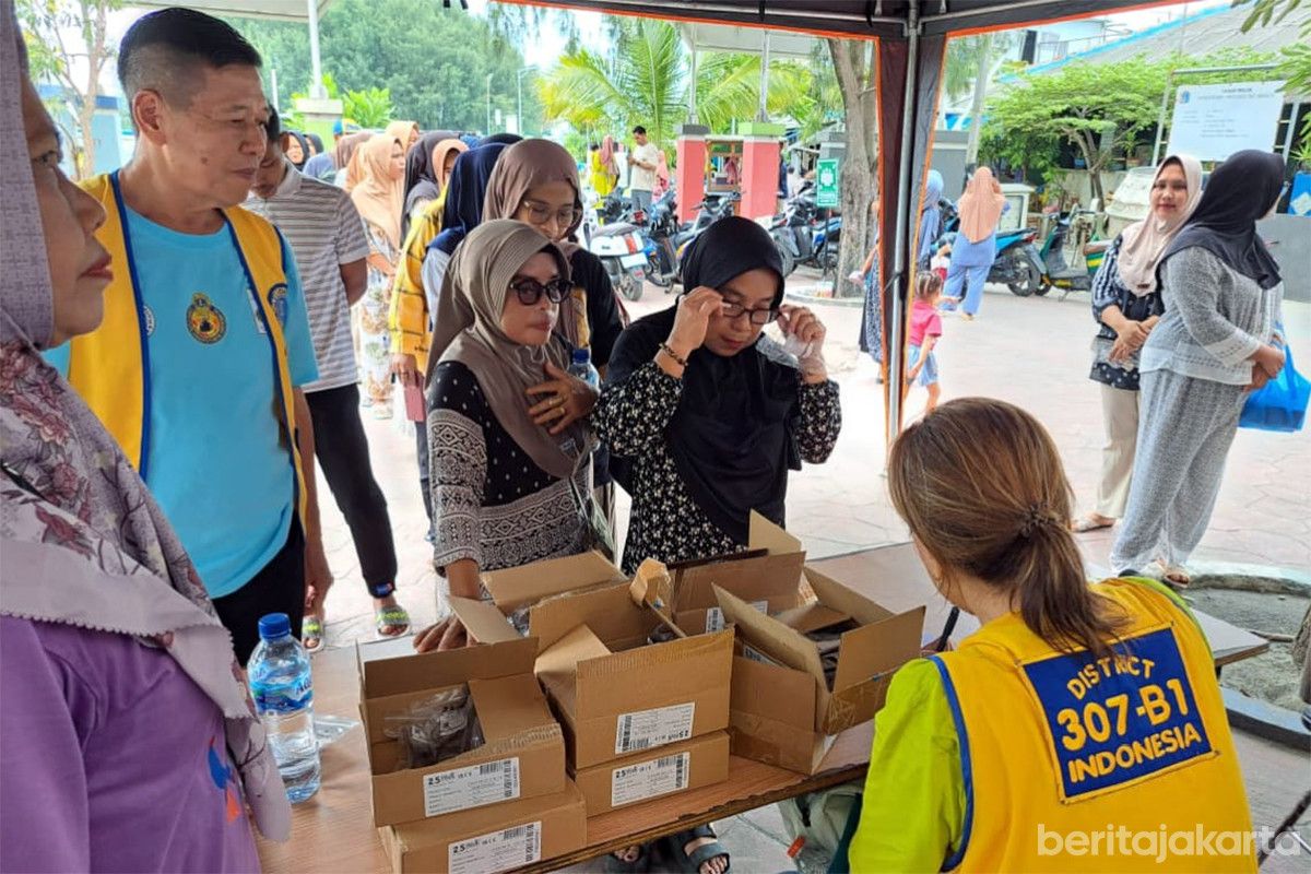 Warga Pulau Kelapa Gembira Dapat Kacamata Gratis dan Edukasi Kesehatan Mata