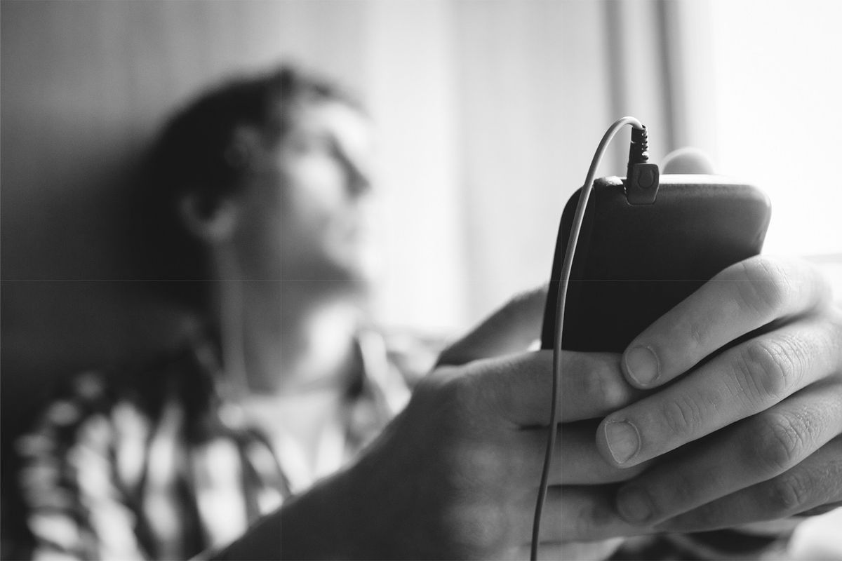 4 Alasan Pria Ngerasa Lebih Nyaman saat Dengerin Musik Sedih