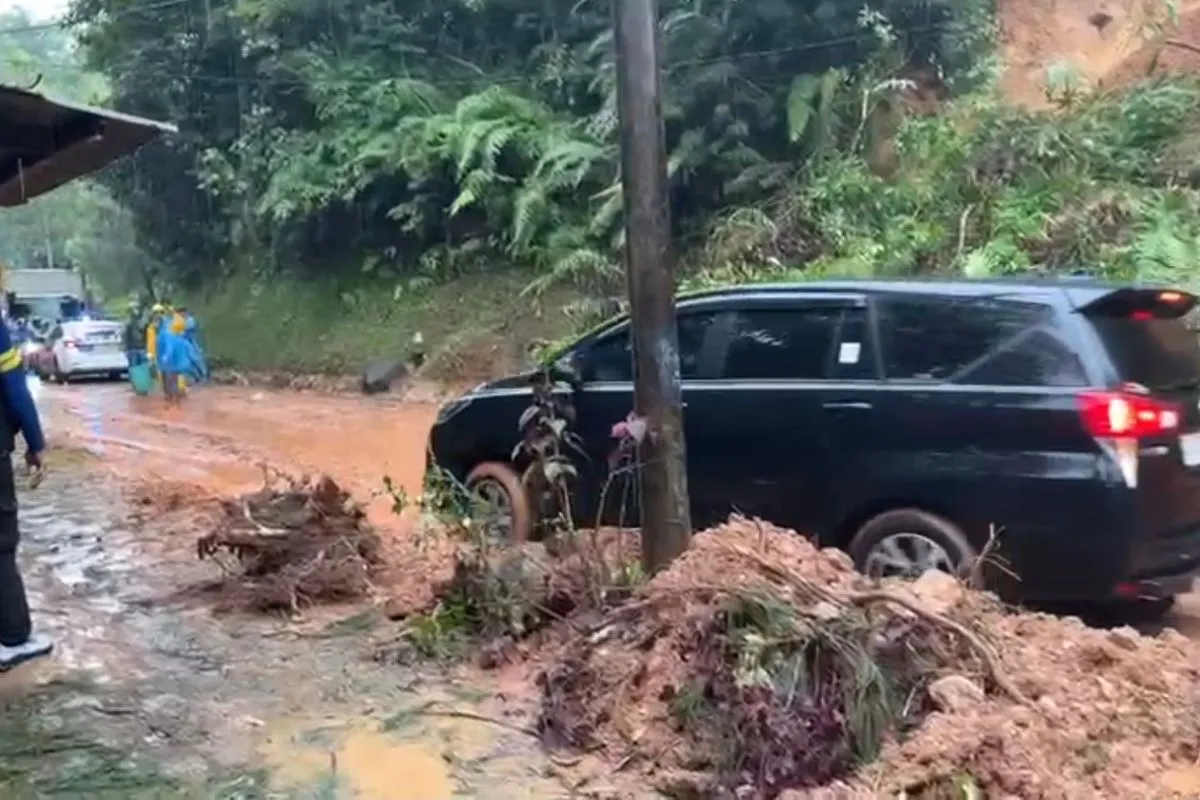 Polisi Berlakukan Sistem Buka Tutup di Jalur Selatan Garut Akibat Longsor