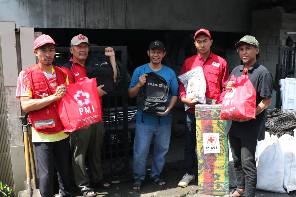 PMI Bantu Penyintas Kebakaran di 2 Lokasi di Jaktim