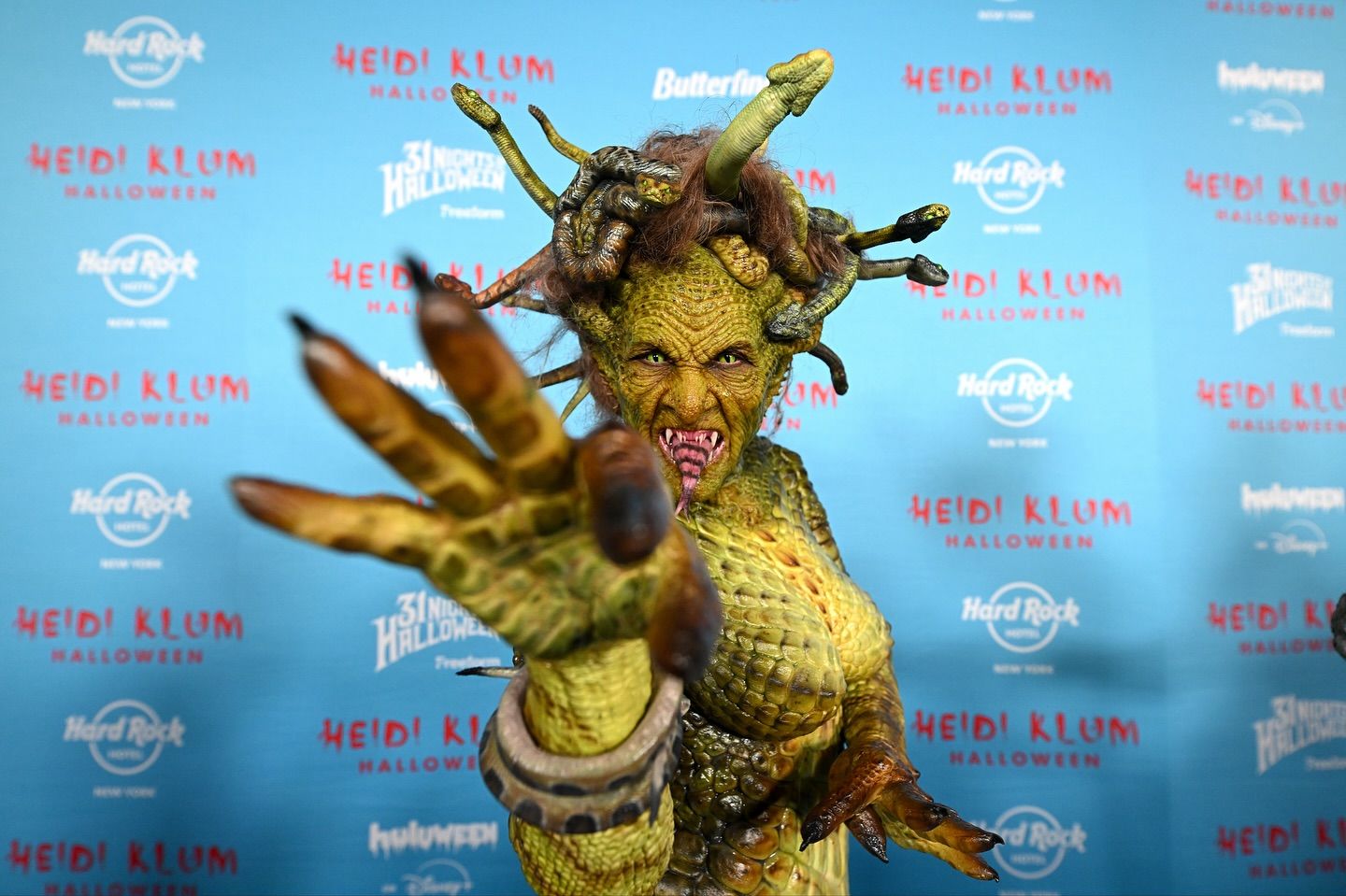 Heidi Klum Jadi Medusa di Pesta Halloween 2025, Habiskan 9 Jam di Kursi Makeup