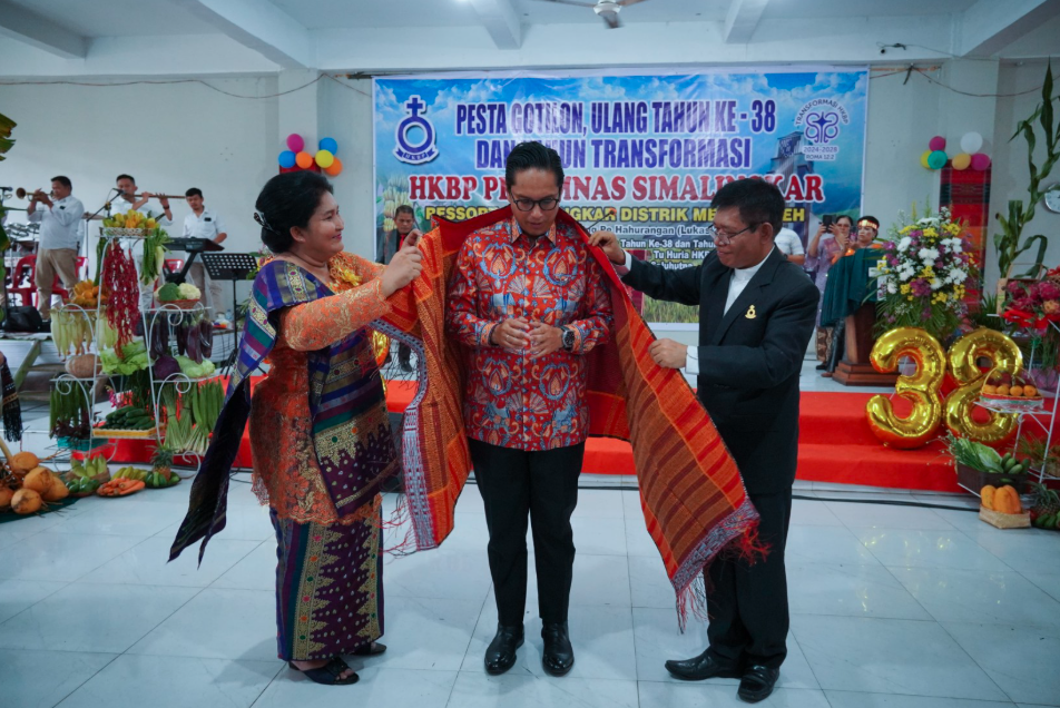 Dibalut Hangatnya Ulos, Rico Waas Ajak Jemaat HKBP Simalingkar Jaga Toleransi di Medan