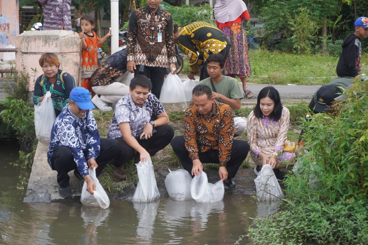 Fakultas Biologi UGM Tebar 5.000 Bibit Wader Pari di Sungai Gandok