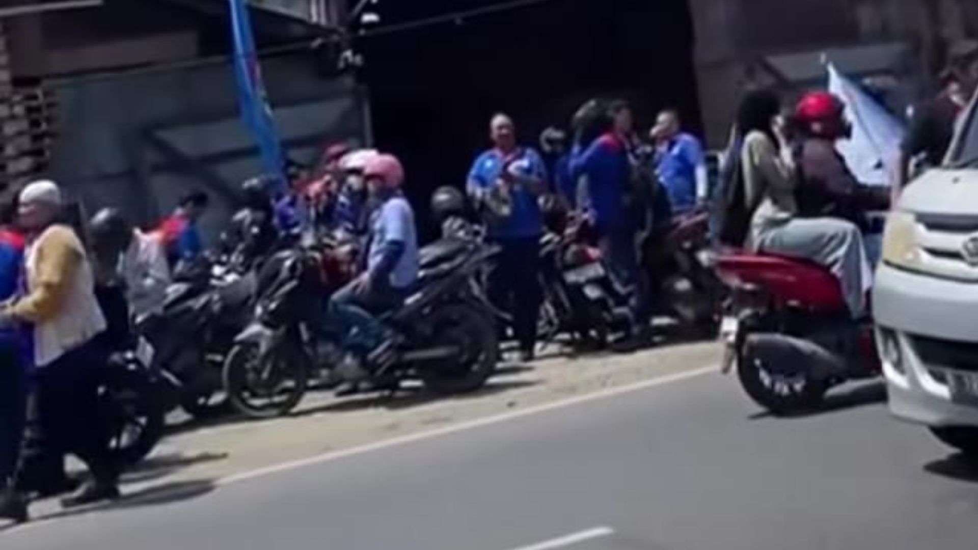 Aksi Unjuk Rasa Buruh di Cikarang Timur Sebabkan Kemacetan Parah di Jalur Karawang–Bekasi