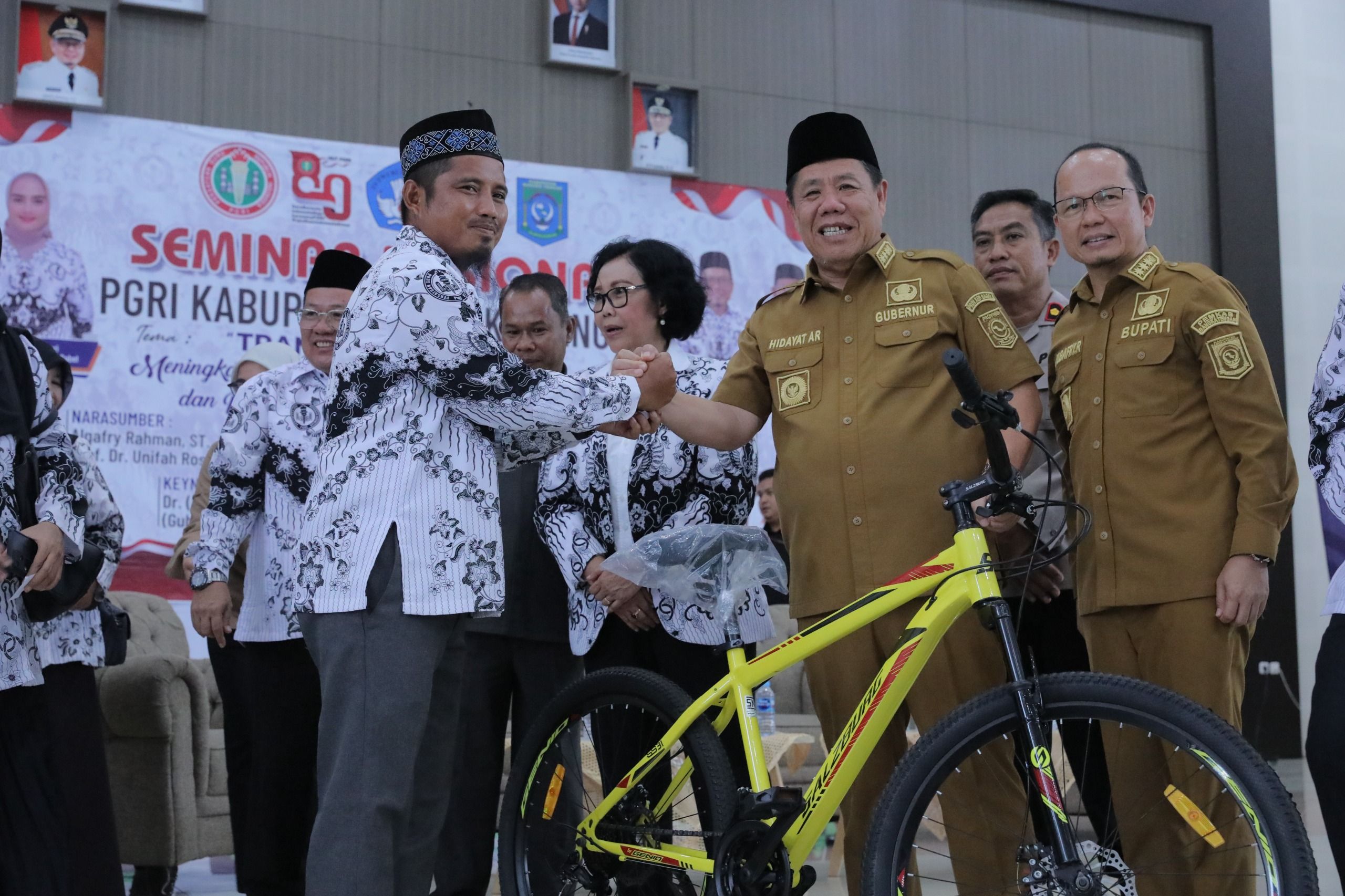 Peringati Hari Guru, Hidayat Arsani Keynote Speaker Seminar Pendidikan hingga Bagikan Hadiah Sepeda