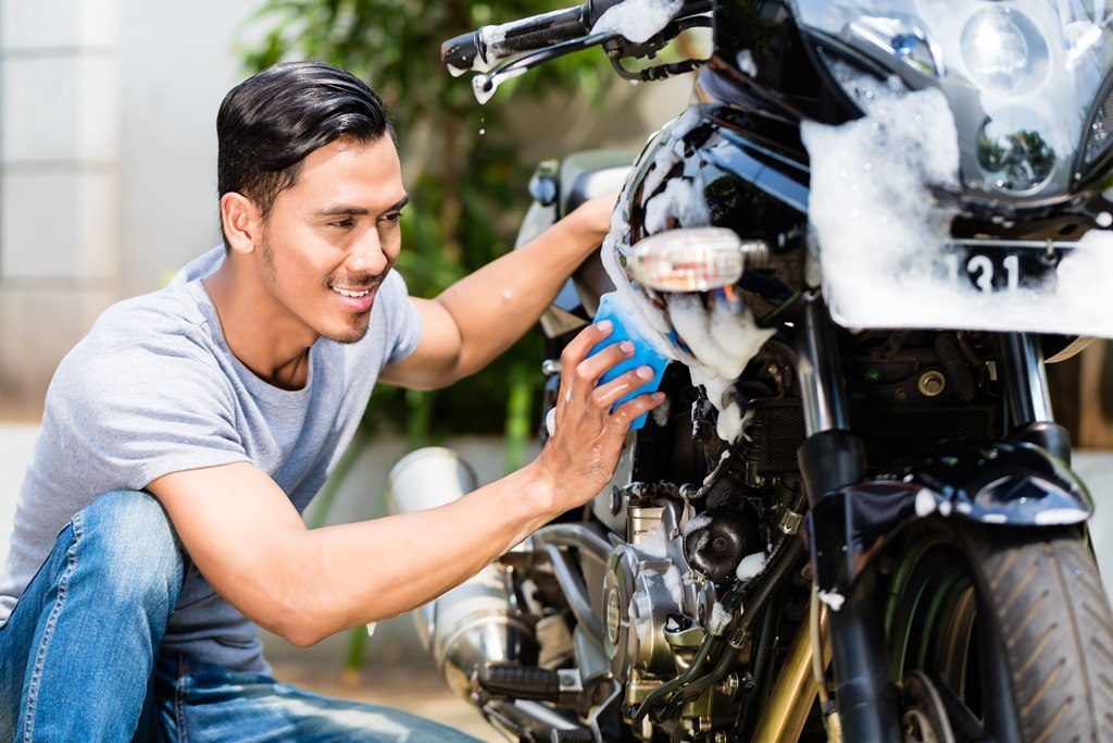 Biar Motor Tetap Awet, Hindari 7 Kesalahan Cuci Motor Ini