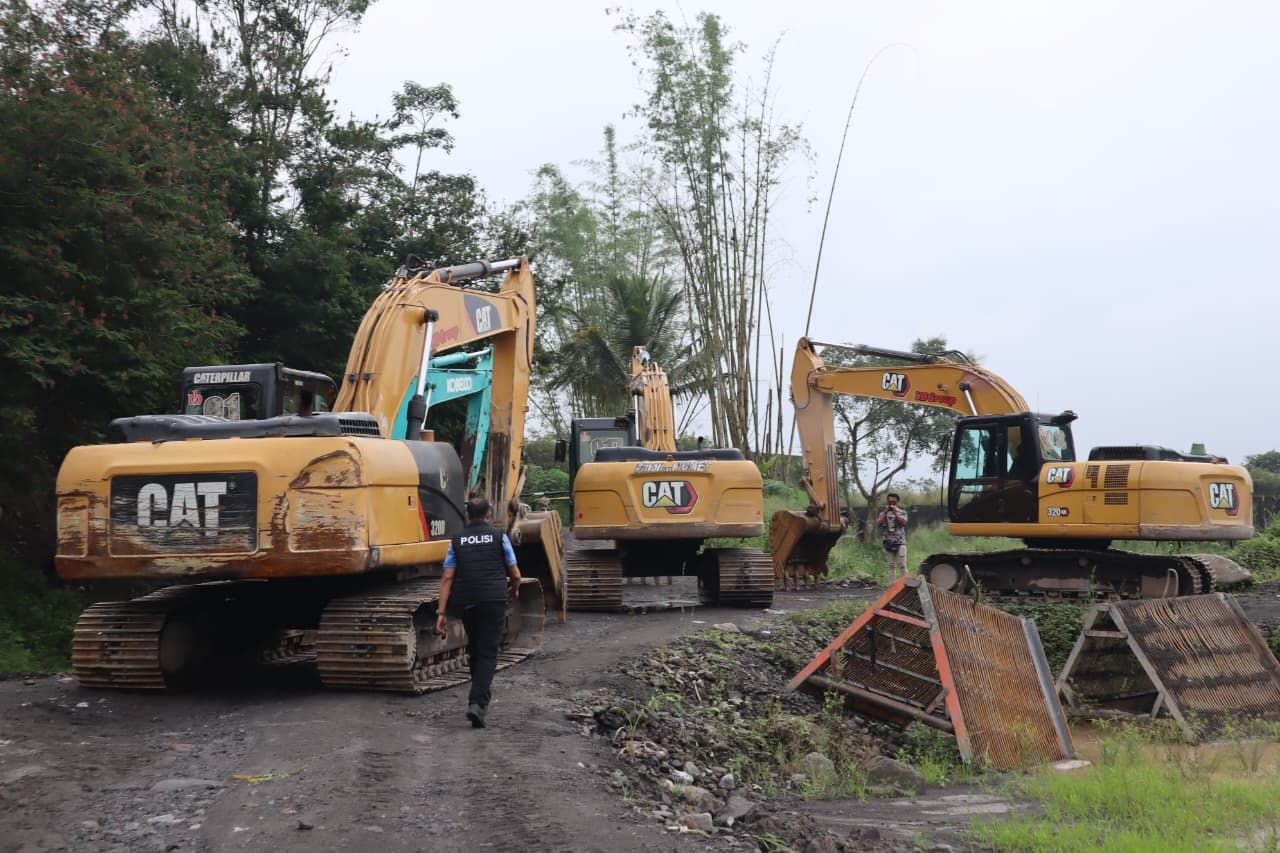 Bareskrim Polri Sikat Penambangan Pasir Ilegal di Gunung Merapi, Transaksinya Capai Rp3 T