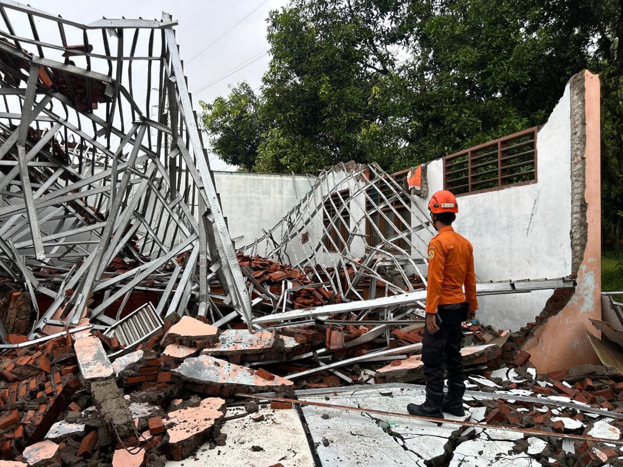 Sekolah di Gunung Putri Tertimpa Pohon, Puluhan Siswa Jadi Korban