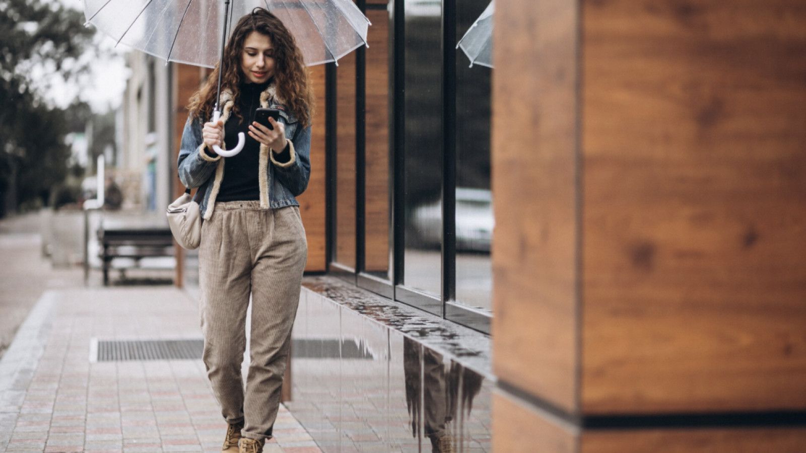 Tampil Stylish di Musim Hujan: Tips Fashion yang Tepat
