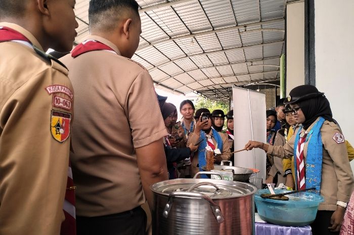 Mengintip Serunya Anggota Saka Widya Budaya Bakti Bikin Kue Dumalo di Peran Saka Nasional 2025