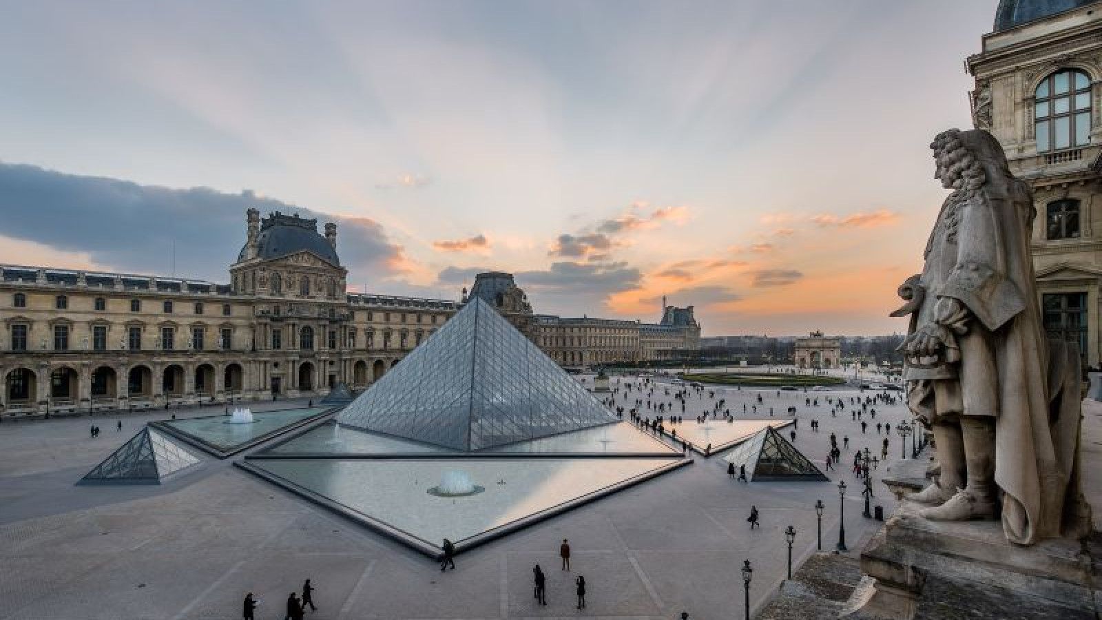 Perampokan Berani di Museum Louvre: Kerugian Mencapai Rp1,7 Triliun