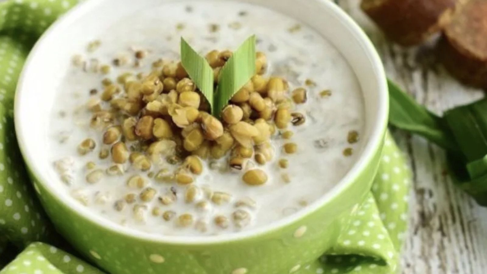 Menikmati Hangatnya Bubur Kacang Hijau Santan Pandan di Musim Dingin