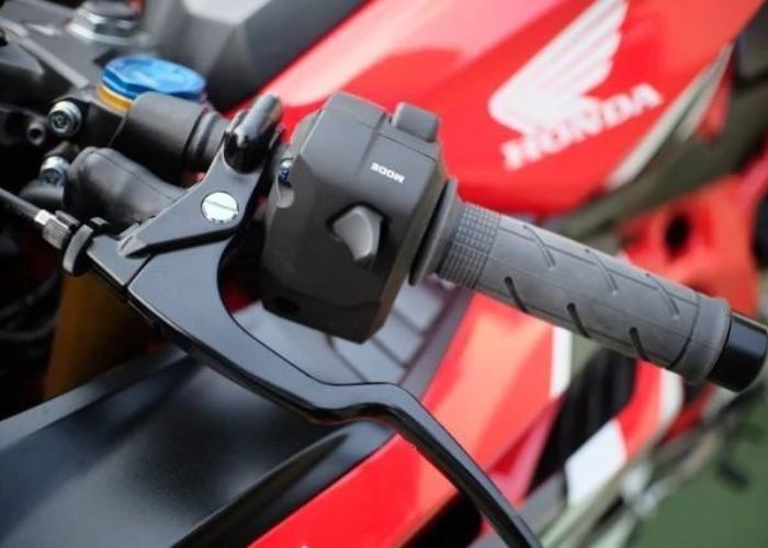 Apakah Sering Menstarter Motor Bisa Bikin Aki Cepat Rusak? Ini Penjelasannya!