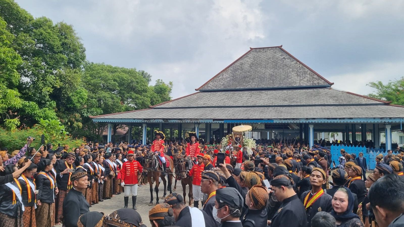 Prosesi Kirab Jenazah Pakubuwono XIII di Solo: Sebuah Warisan Budaya yang Dilestarikan