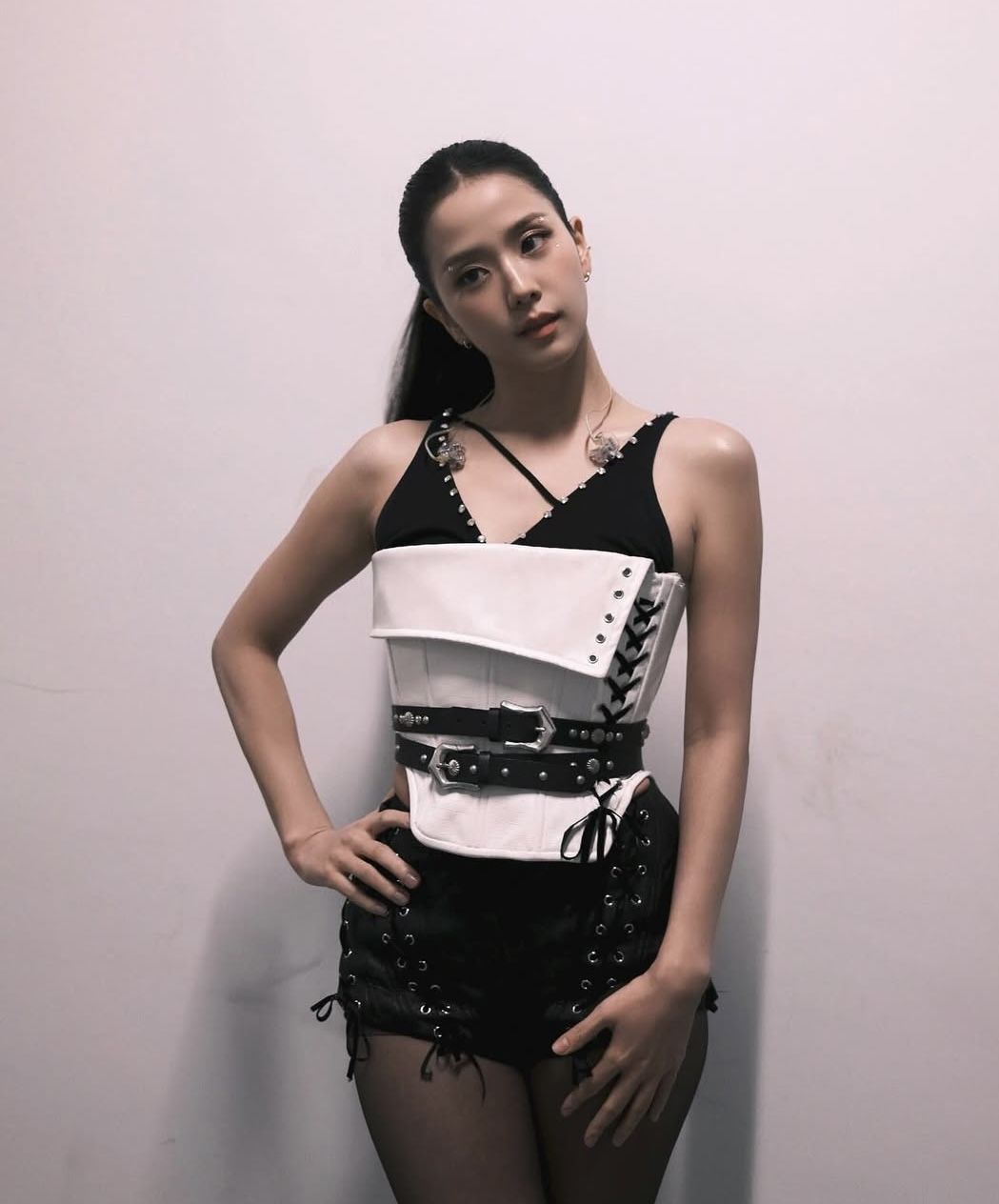 5 Gaya Busana Cantiknya Jisoo BLACKPINK saat Konser Deadline di GBK Jakarta: Aku Sayang Kalian