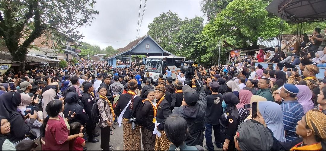 Warga Panjatkan Doa di Makam Raja Imogiri, Ikatan Batin Leluhur Abdi Dalem Hingga Keikhlasan Tukang Ojek Warnai Takziah PB XIII