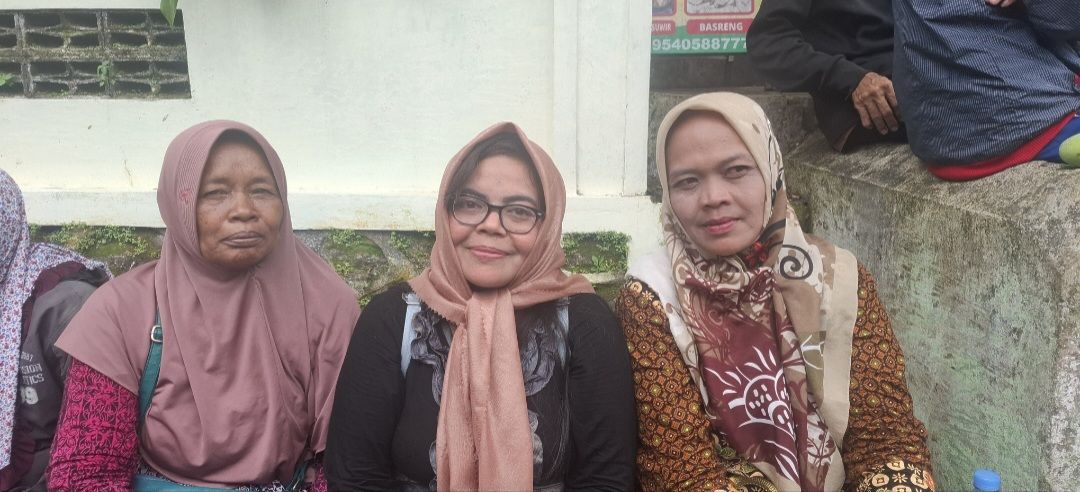 Warga Panjatkan Doa di Makam Raja Imogiri, Ikatan Batin Leluhur Abdi Dalem Hingga Keikhlasan Tukang Ojek Warnai Takziah PB XIII
