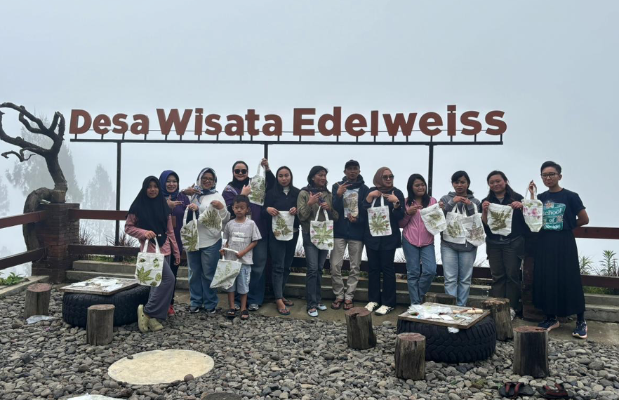 Batik Ecoprint Dosen DKV BINUS Malang Angkat Kearifan Alam Edelweiss Wonokitri