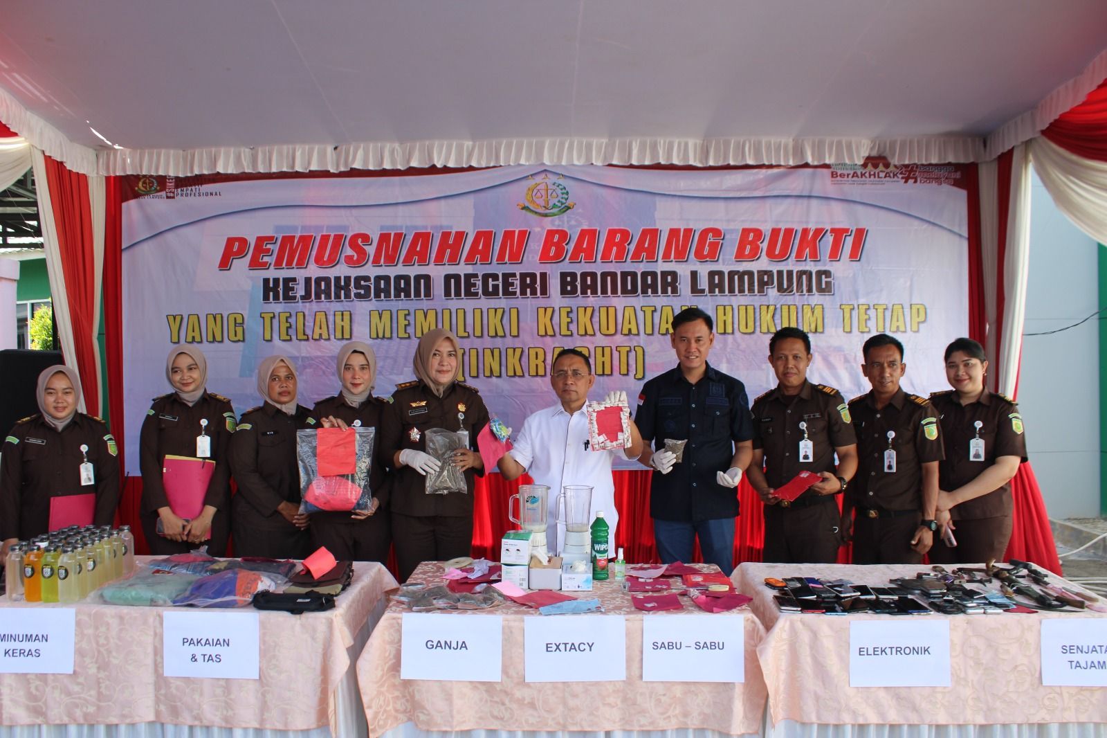 Kejari Bandar Lampung Musnahkan Barang Bukti dari Ratusan Perkara Mulai dari Narkoba hingga Senjata Tajam