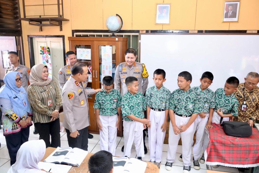 6 Siswa SD di Jaktim Didatangi Kapolda Metro usai Jujur Kembalikan HP yang Ditemukan