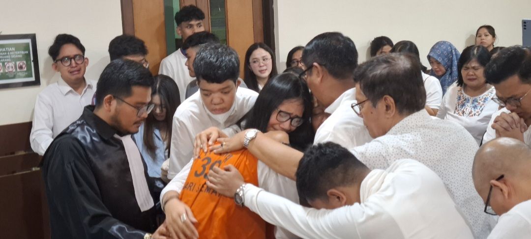 Tangis Pecah di Ruang Sidang Kasus Kecelakaan Maut Menimpa Dua Mahasiswa UGM : Ibunda Terdakwa Christiano Lemas Usai Divonis 1 Tahun 2 Bulan